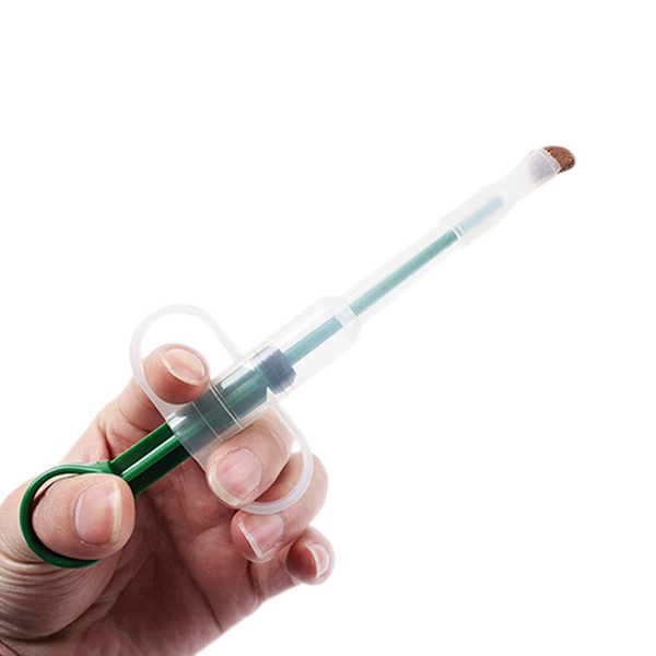 Pet universal medicine feeding artifact push type medicine feeding device
